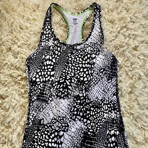 🔹H&M black & white printed sport tank